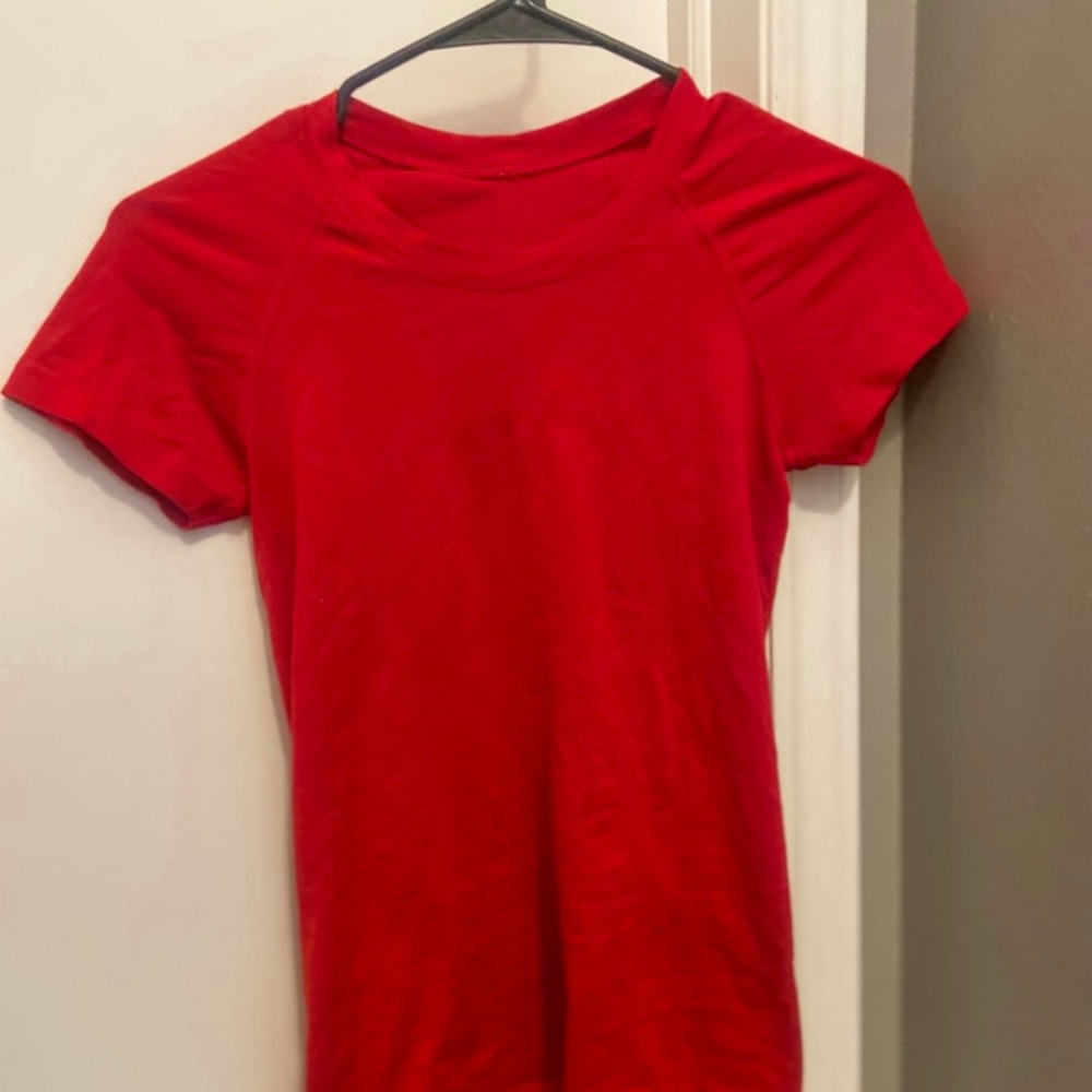 LULU RARE RED SWIFTLY TECH SIZE 4